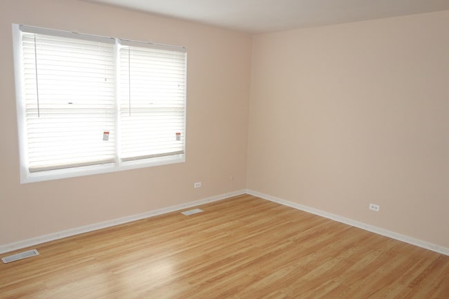 Building Photo - 300 Meadow Ct