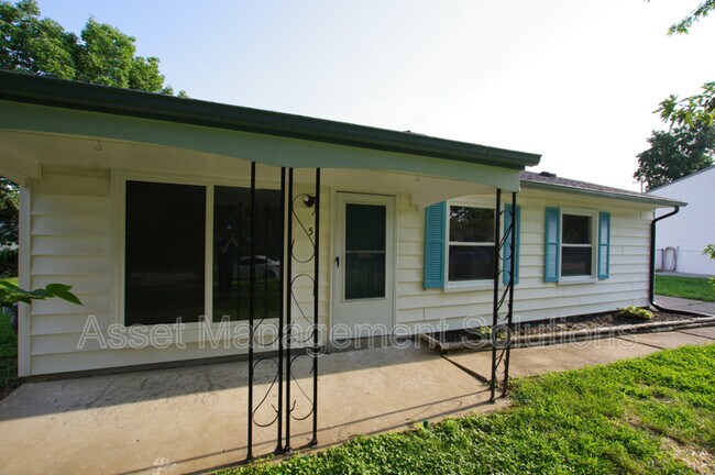 Primary Photo - 5 Calumet Dr