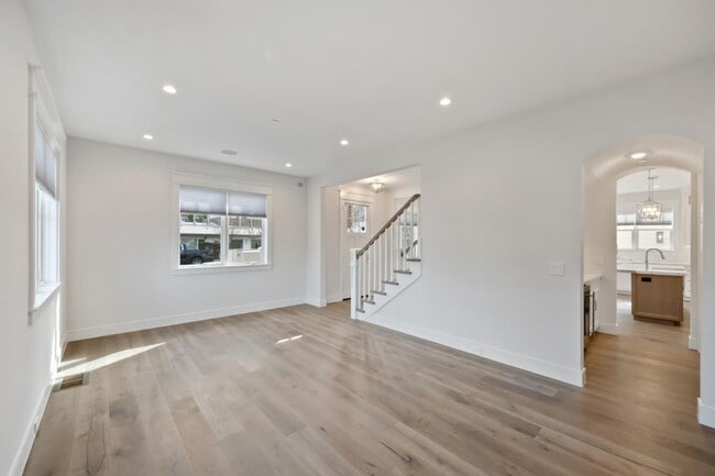 Building Photo - 261 E Bellevue Ave