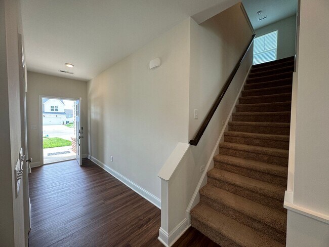Building Photo - Spacious 4BR 3BA home in Northern Greensboro