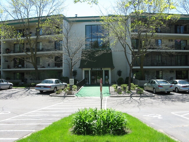 Building Photo - 10531 Cedar Lk Rd S