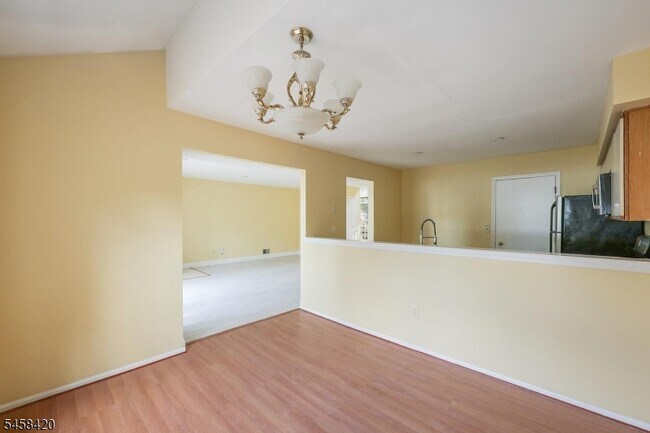 Building Photo - 44 Whitby Cir