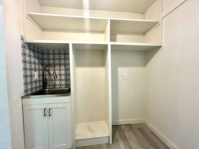 Building Photo - Updated 3 Bed / 2 Bath home with Single Car Garage in Farmington