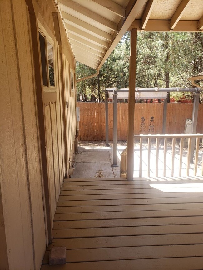 Building Photo - Adorable 2 bed / 1.5 bath with 1 car garage