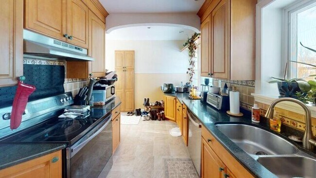 Building Photo - 28 Chelmsford Rd