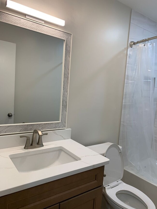 Building Photo - Completely Renovated 2 Bedroom 2 Bath Park Place Condo