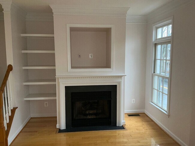 Building Photo - Beautiful 4BR 4.5BA 4 level townhome with 2 car attached garage located in the Fallsgrove Community