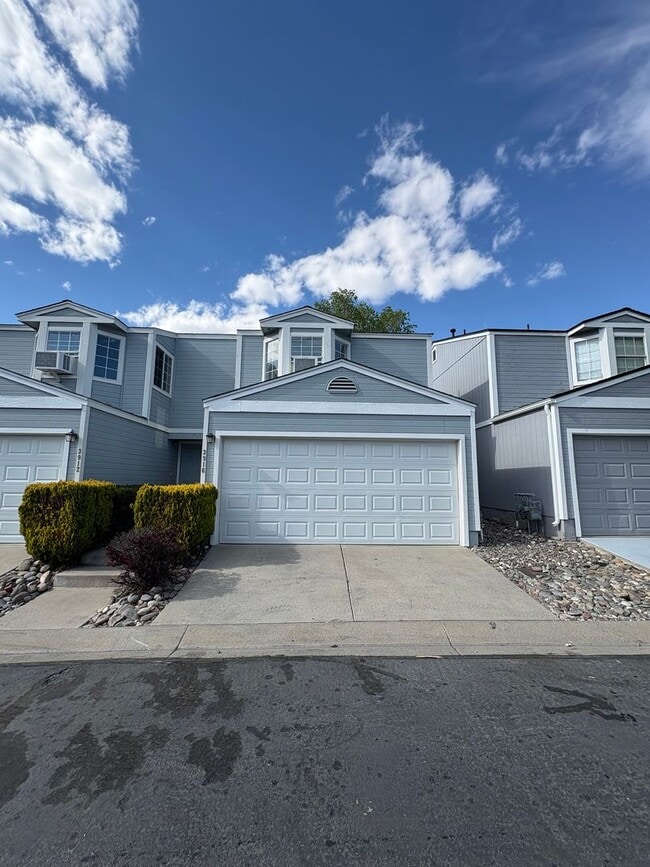 Building Photo - Cute newly remodeled townhouse