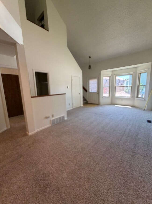 Building Photo - Light and Bright Airy Townhome