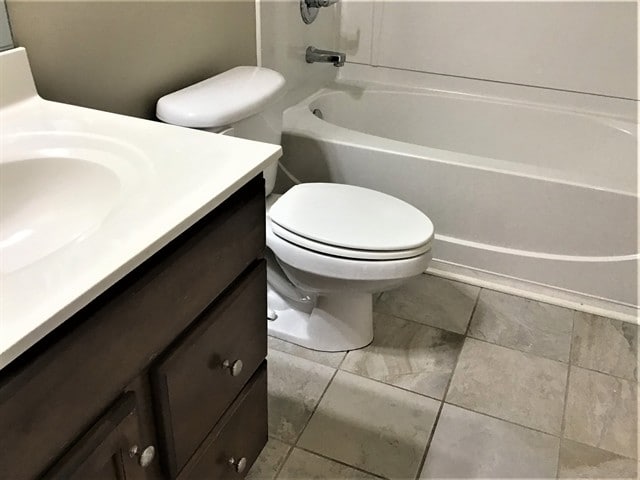 Building Photo - 402 River Summit Dr