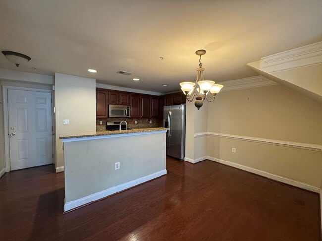 Building Photo - Fantastic 2 Bed 2.5 Bath Interior Townhome...