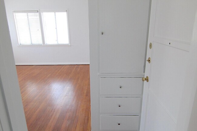 Building Photo - 9217 Alcott St