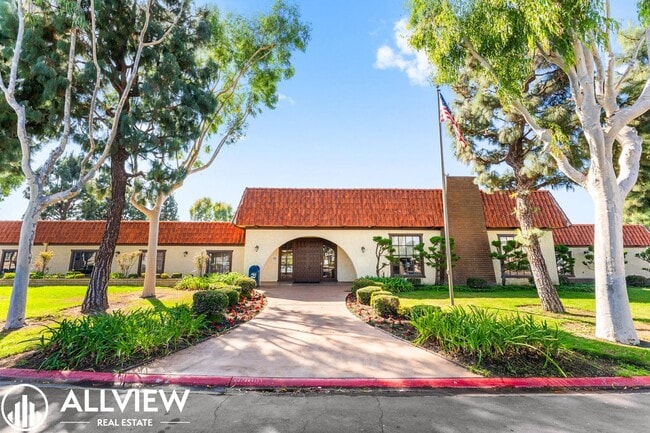 Building Photo - Stylish and beautiful 3-Bed Home with Land...