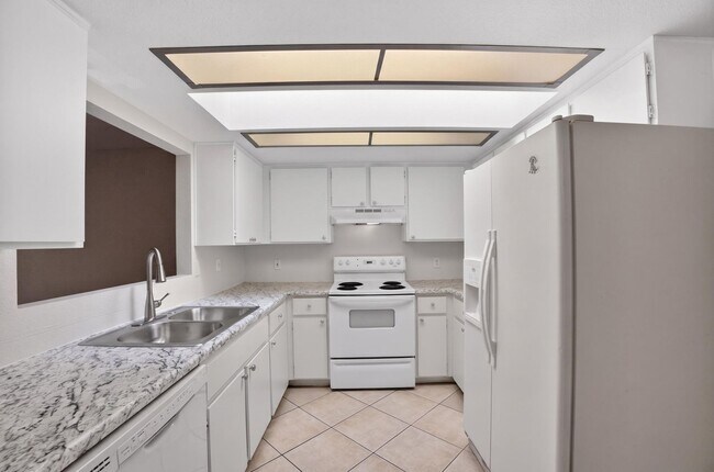 Building Photo - Modern Updated Tempe Townhome Near ASU & Downtown with Resort-Style Amenities