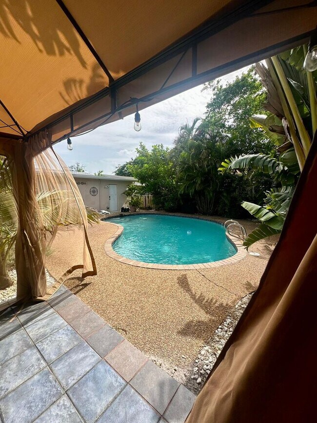 Building Photo - Easy Coastal Living Just Minutes from Downtown!