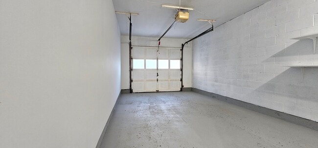 Building Photo - 3030-3032 Creekview Circle