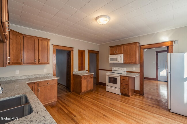 Building Photo - 65 Van Derveer St