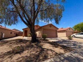 Building Photo - 3 Bed 2 Bath Gated Home On Grant & Silverbell With Community Pool
