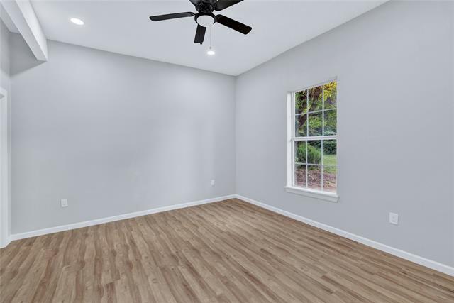 Building Photo - 323 W Cherry St