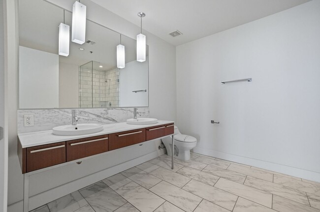 Building Photo - 6th Floor 2-Bedroom Condo with Stunning Las Vegas Strip Views