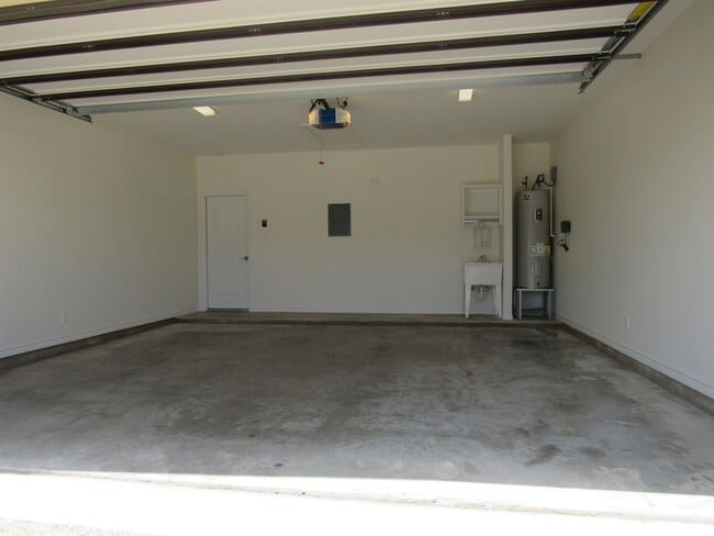 Building Photo - 2419 Messi St