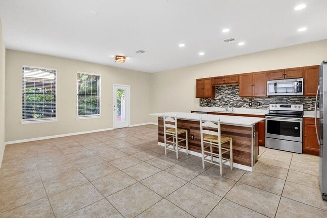 Building Photo - 2833 Troubadour St