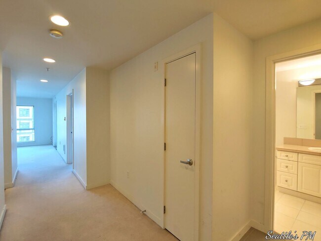 Building Photo - "Urban Living at Its Best: Spacious 2-Bedroom Retreat with Scenic Views!"