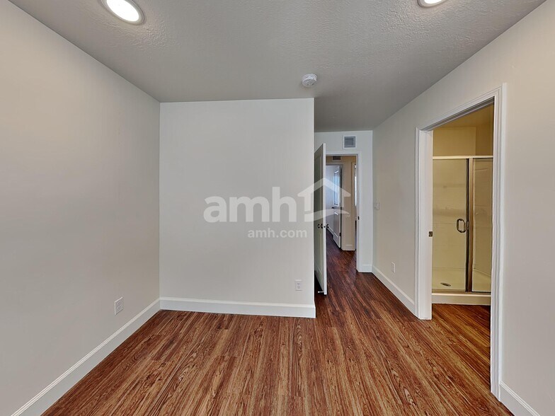 Building Photo - 6082 S Jordan Pkwy W