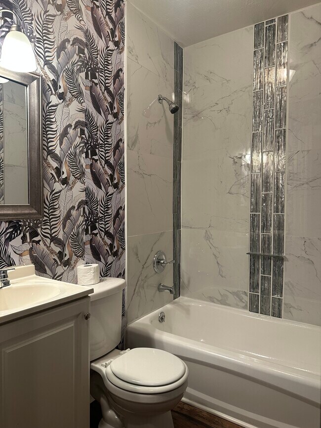 Building Photo - 638 Middle Ave