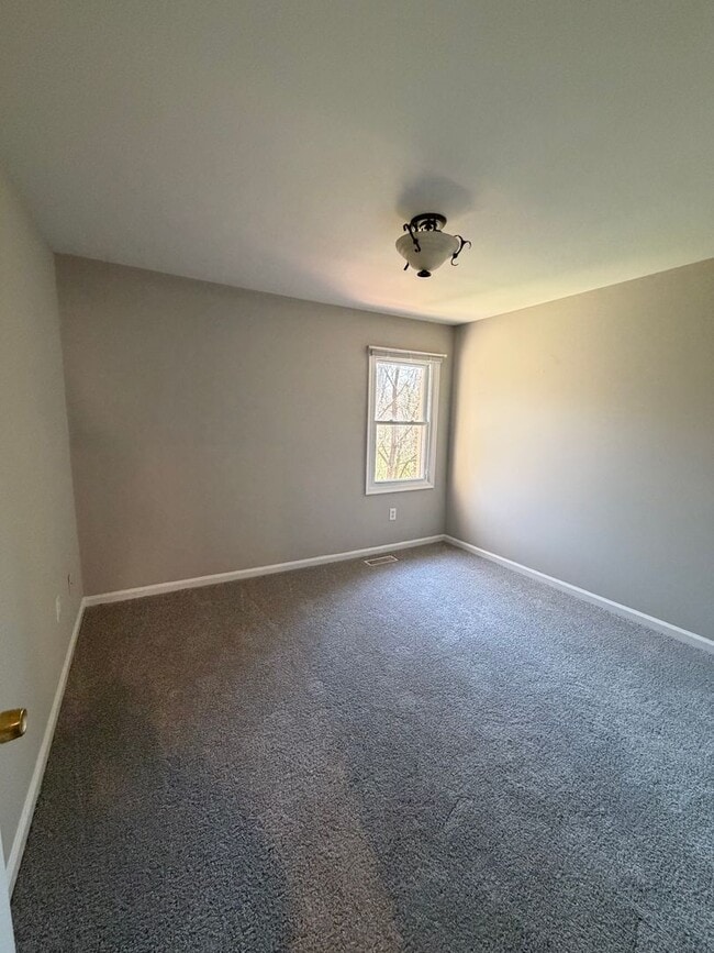 Building Photo - 3BR - WOODED VIEWS • FINISHED BASEMENT • BONUS LOFT • TE SCHOOL DISTRICT