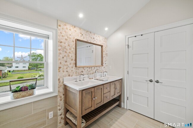 Building Photo - 18 Bel Aire Manor