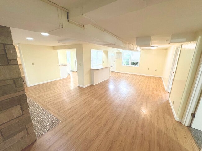 Building Photo - 1606HE