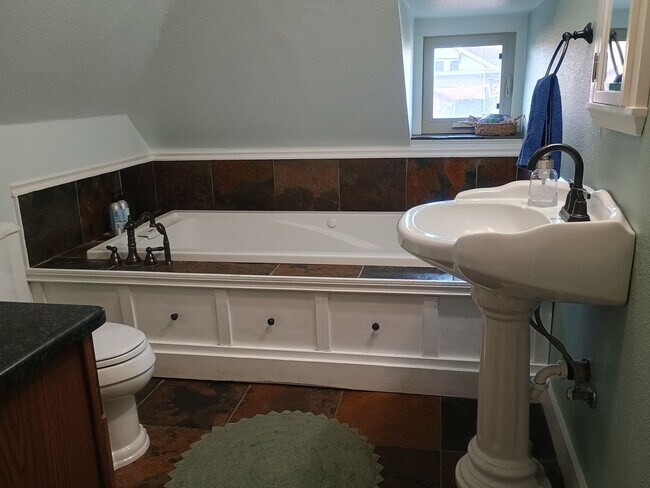 Building Photo - Spacious Craftsman in the Heart of North Spokane