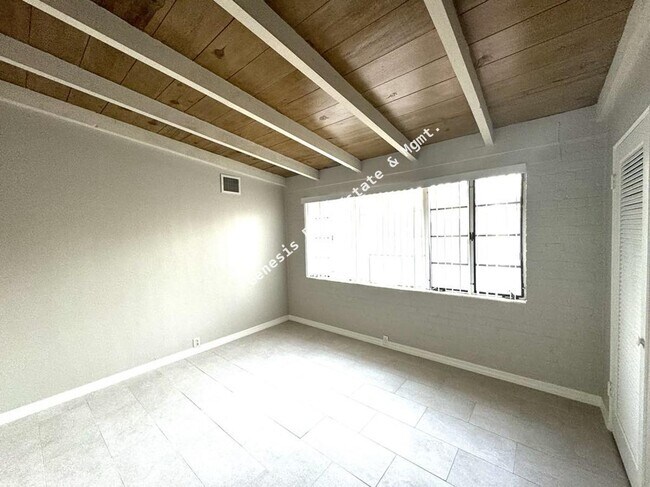 Building Photo - 1 Bedroom 1 bath with private yard! Water,...