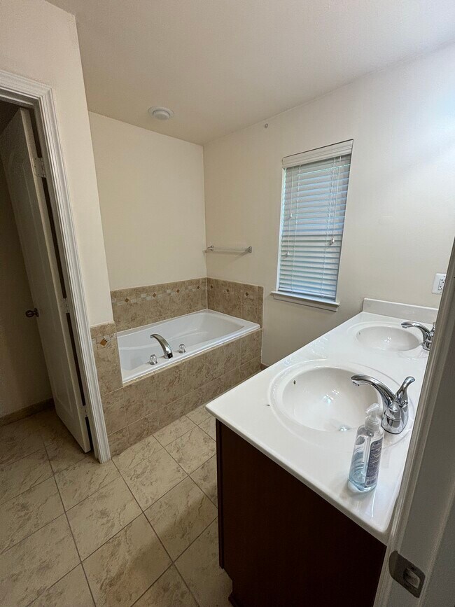Building Photo - 2655 Glenriver Way