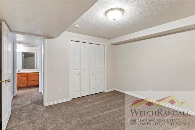 Building Photo - Very Spacious 2 Bedroom 3 Bath Ogden Home