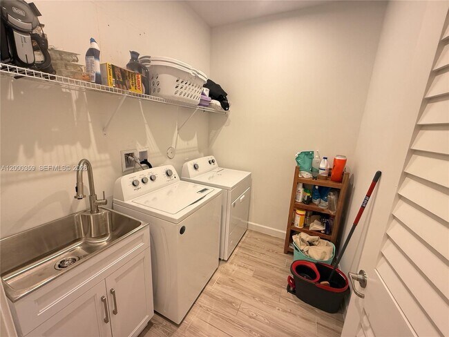 Building Photo - 10503 SW Orana Dr