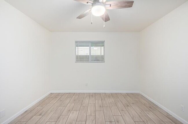 Building Photo - 2 Bed / 1 Bath in Phoenix — 900 Sq Ft with Covered Parking & Private Storage