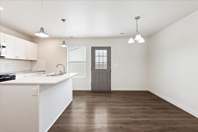 Building Photo - Like new 3 bedroom.