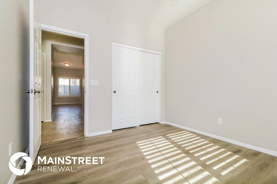 Building Photo - 11761 W Daley Ln