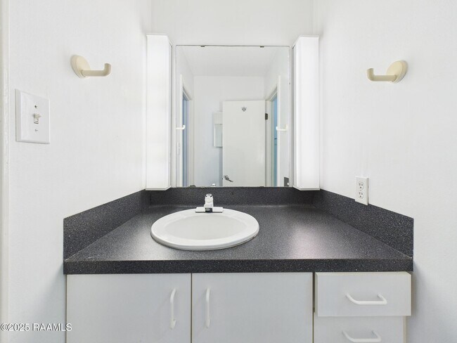 Building Photo - 19 Courtyard Cir