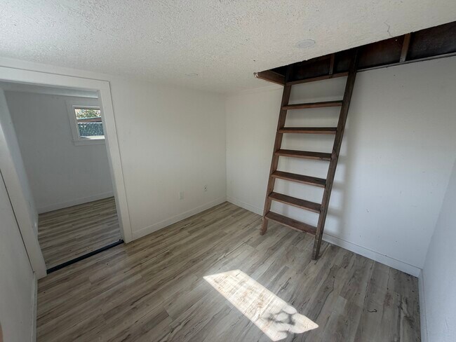 Building Photo - 1725 W 9th Pl