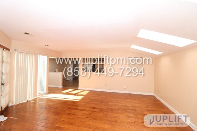 Building Photo - 3 Bed, 2 Bath House w/ 2-Car Garage, Priva...