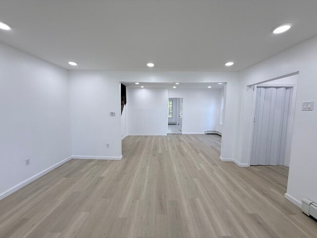Building Photo - 1069 Mary St