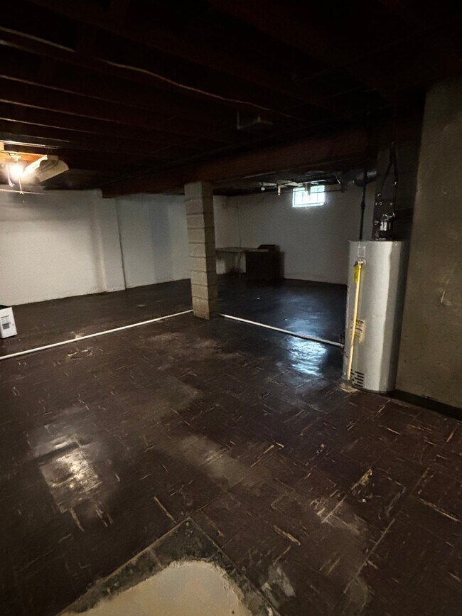 Building Photo - 815 Iona Ave