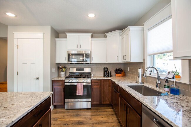 Building Photo - Stunning 4 Bed, 3 Bath Home | 3-Car Garage | Scenic Meadows