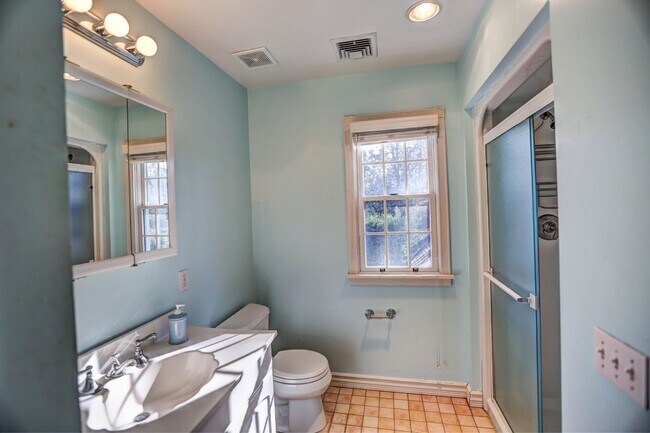 Building Photo - 89 Pine St