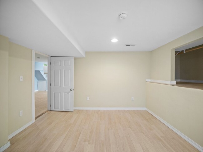 Building Photo - Spacious 4-Bedroom Home w/large Outdoor Sp...