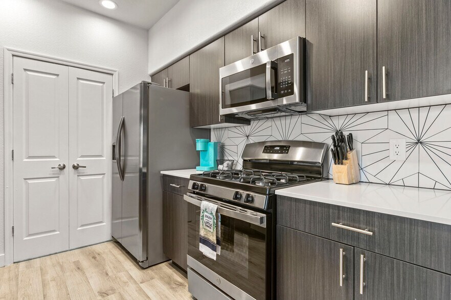 Building Photo - 9450 W Cabela Dr