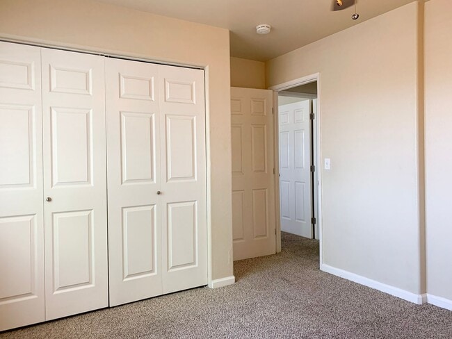 Building Photo - 4 Bedroom Home in Hollister with Huge Backyard!